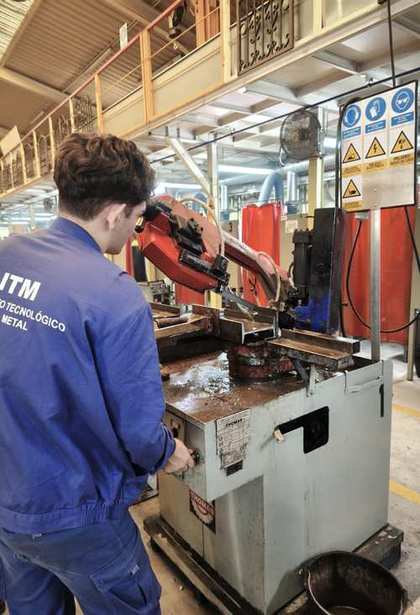 Corte de perfiles metálicos con sierra de cinta en el taller de ITMETAL