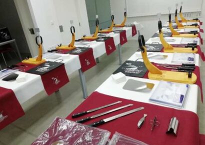 Mesas preparadas para el curso de cortador de jamón en ITM Alicante