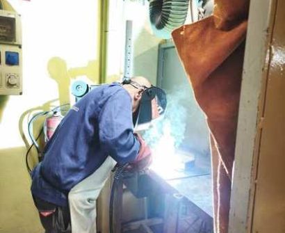 Alumno soldando con electrodo revestido en una cabina del taller de ITMETAL