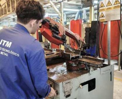 Corte de perfiles metálicos con sierra de cinta en el taller de ITMETAL